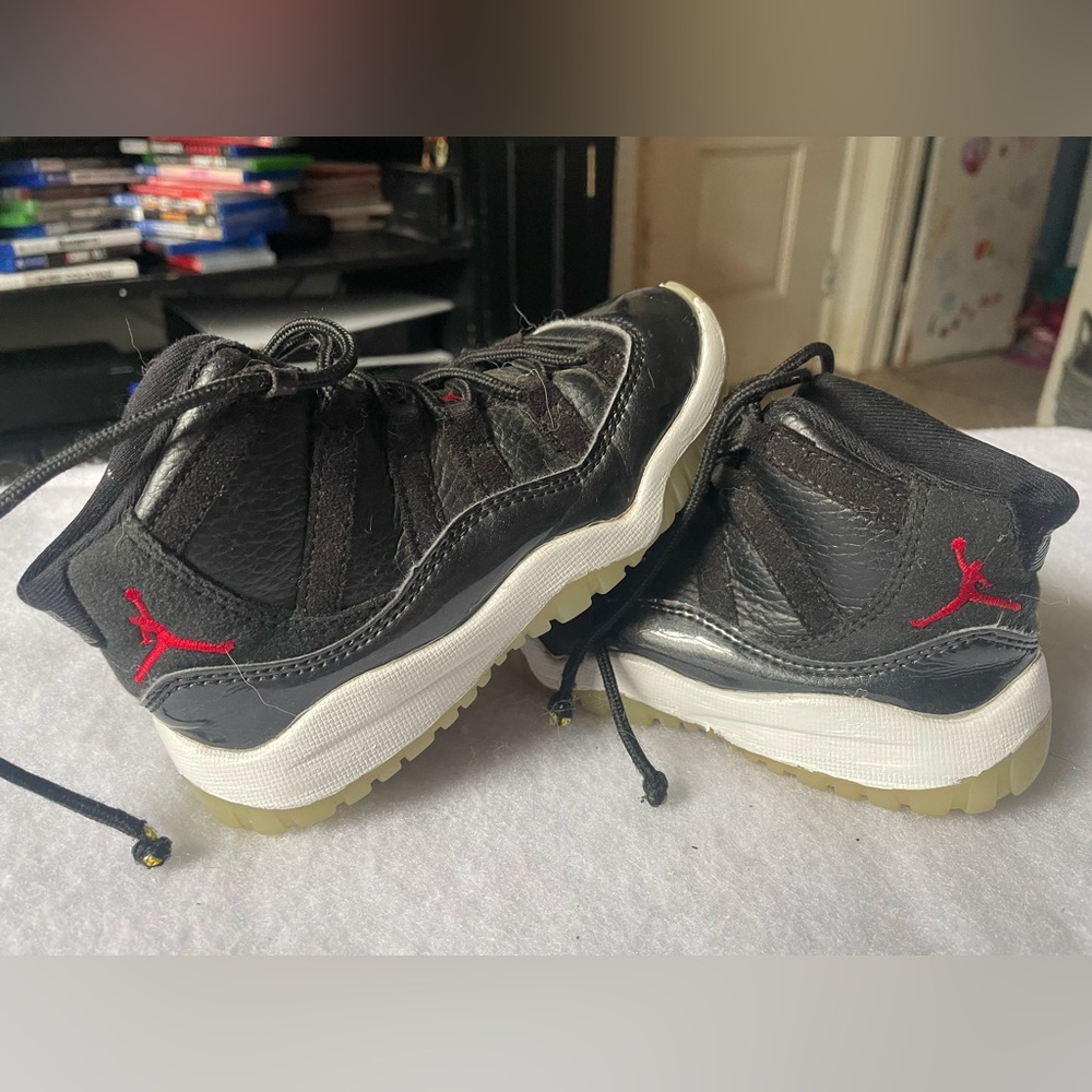 Kids Nike Jordan 11s retro 72-10 leather sneakers sz 11c